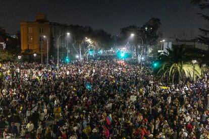 Miles de ciudadanos venezolanos esperan los resultados de las elecciones presidenciales, en una plaza cercana al consulado de Venezuela en Santiago (Chile). 