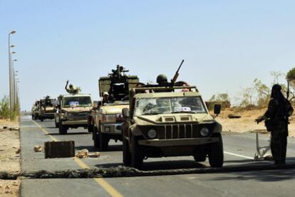 Tropas rebeldes marchan al frente de Teassain, a 90 kilómetros de Sirte, aún en poder de los leales a Gadafi.