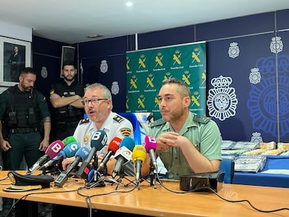 El capitán Eduardo Herrero, jefe de la Policía Judicial de Guardia Civil, y el inspector jefe Gerardo Pérez, jefe de la Brigada de Policía Judicial de la Policía Nacional, en la rueda de prensa en Palma, este viernes.