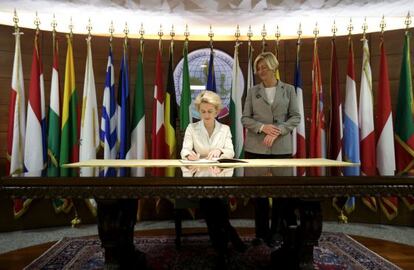 Las ministras de Defensa de Alemania, Ursula von der Leyen, y de Itaia, Roberta Pinotti, en una base militar aérea en Roma el 19 de noviembre.