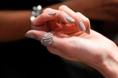 ¿Qué tal unas uñas en un color indefinido, como este gris que hemos encontrado en el desfile de Costello Tagliapietra?