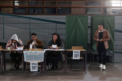 Una persona vota durante las primarias presidenciales este domingo, en Santiago (Chile). 