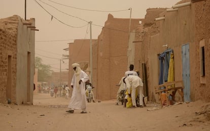 Rua do centro histórico de Agadèz (Níger). A cidade é hoje a porta de entrada para o deserto do Saara e enclave fundamental na rota migratória para a Líbia. Durante séculos, Agadèz foi um importante cruzamento de vias e centro comercial para a rota de caravanas do Saara.