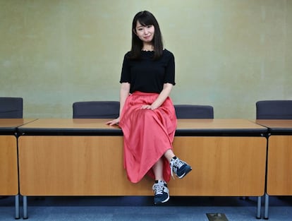 Yumi Ishikawa, la activista japonesa impulsora del #KuToo, tras reunirse con el Ministerio de Trabajo japonés.