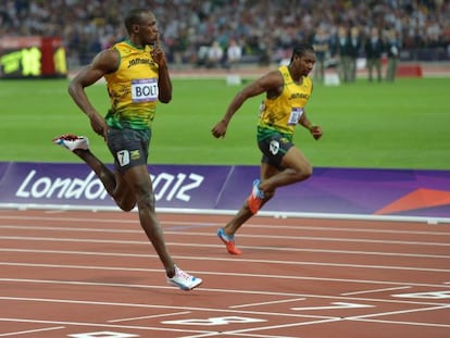 Bolt, durante la final de los 200m, ante Yohan Blake