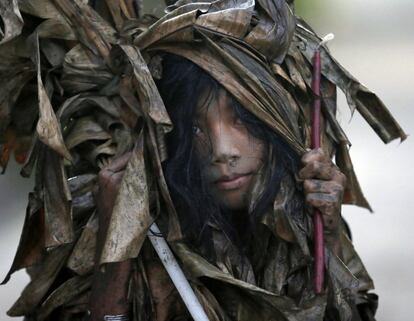 Fiesta en homenaje a San Juan Bautista, patrón de Nueva Écija en Filipinas. La tradición manda empaparse de lodo y cubrirse con hojas de plátano secas.