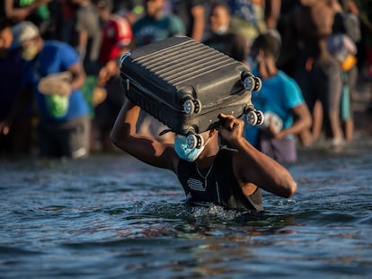 Imigrantes cruzam rio do Texas para o México para evitar serem deportados pelas autoridades dos EUA.