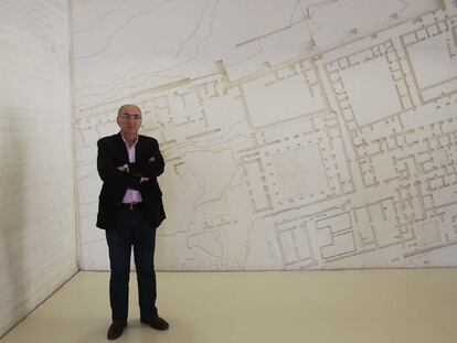 Antonio Vallejo, director de Medina Azahara, ante el plano de la planta del conjunto arqueológico.