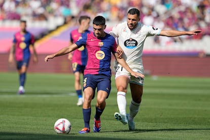 Pedri conduce el balón ante Amallah, centrocampista del Valladolid.