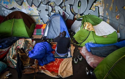 Uno migrantes en el antiguo instituto Jeanne-Bernar de Saint-Herblain, en Francia.