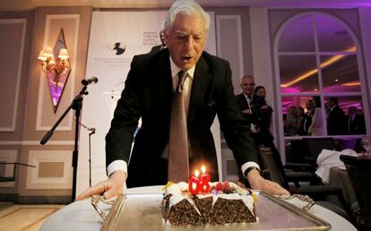 Mario Vargas Llosa sopla las velas, el d&iacute;a de su cumplea&ntilde;os.