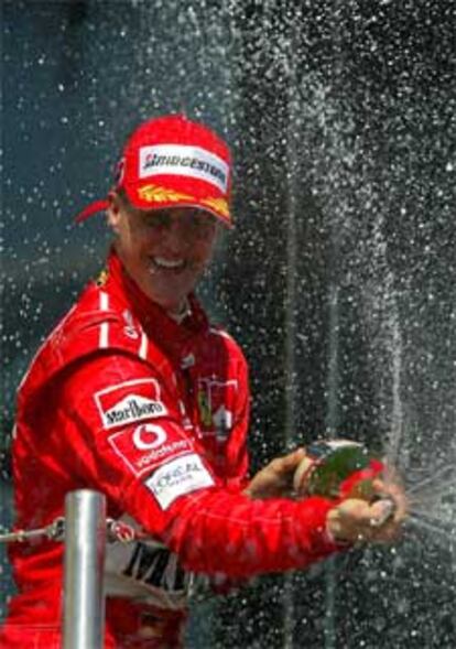 Michael Schumacher celebra su victoria en el circuito de Imola.