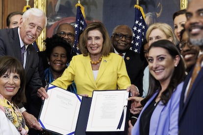 Nancy Pelosi, Speaker of the House of Representatives, shows the Inflation Reduction Act after it was approved.
