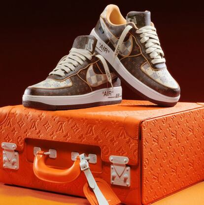 La subasta de 200 pares de unas exclusivas zapatillas deportivas diseñadas por el recientemente fallecido Virgil Abloh y que son el resultado de una colaboración entre Nike y Louis Vuitton ha alcanzado un monto total de 25,3 millones de dólares (más de 22 millones de euros). El primer lote fue el que terminó siendo más caro, al comercializarse por 352.800 dólares (más de 308.000 euros), 23 veces más que el precio máximo de 15.000 dólares que habían estimado los expertos de Sotheby’s, la casa de subastas que organizó la venta. Se convierte, así, en la subasta de calzado deportivo y moda más valiosa que se ha registrado jamás.