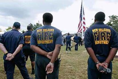 Varios bomberos asisten a una ceremonia de homenaje a las víctimas del Katrina ayer en Nueva Orleans.