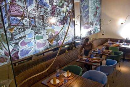 Comedor del restaurante madrileño La Cesta, con interiorismo de Pascua Ortega.