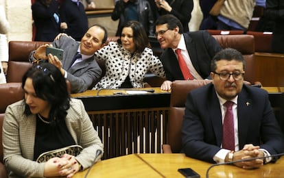 De izquierda a derecha, los nuevos parlamentarios de Vox, Luz Belinda y el líder del partido en Andalucía, Francisco Serrano. Detrás, Francisco Ocaña, Angela Mulas y Rafael Segovia, tomándose un selfi.