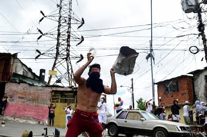 En Catia, un barrio popular de Caracas, los vecinos comenzaron a sonar las cazuelas desde primera hora de la mañana.