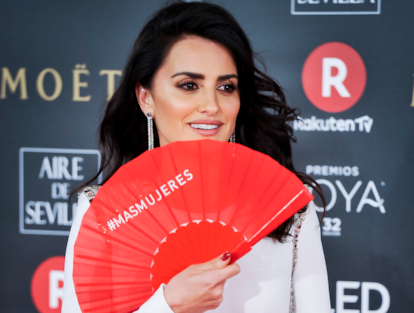 Penélope Cruz en la alfombra roja de los Goya 2018 con el abanico reivindicativo '#MásMujeres'.