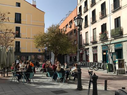 Una terraza en el barrio de Malasaña en Madrid, cerca de la calle Espíritu Santo. A.R.V