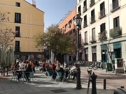 Una terraza en el barrio de Malasaña en Madrid, cerca de la calle Espíritu Santo. A.R.V