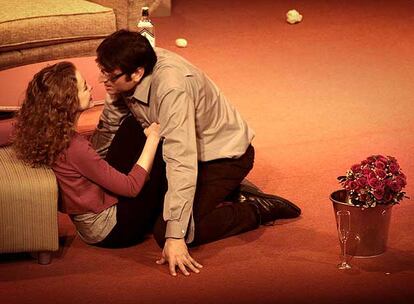 Silvia Abascal y Carmelo Gómez, en una escena de <i>Días de vino y rosas</i>, con versión de David Serrano y dirección de Tamzin Townsend.