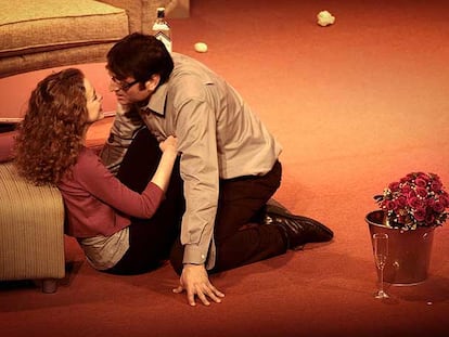 Silvia Abascal y Carmelo Gómez, en una escena de <i>Días de vino y rosas</i>, con versión de David Serrano y dirección de Tamzin Townsend.
