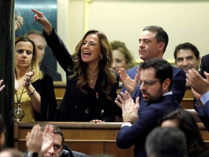 La diputada popular, Teresa Jiménez Becerril, grita desde su escaño durante la sesión de investidura.