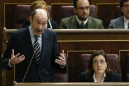 La lder del PSOE, Alfredo Prez Rubalcaba (i), en presencia de la portavoz parlamentaria socialista, Soraya Rodrguez, durante su intervencin en la sesin de control al Gobierno. EFE/Archivo