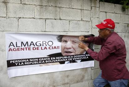 Manifestante chavista ante la sede de la Asamblea General de la OEA en Santo Domingo