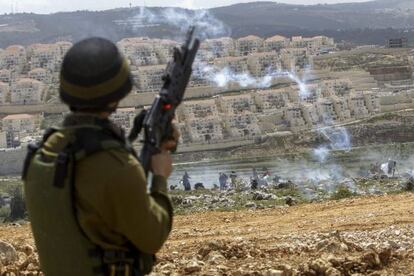 Soldats israelians disparen gas lacrimogen a manifestants palestins del poble de Wadi Fuki, Cisjordània, dilluns passat.