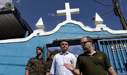 Jair Bolsonaro sale de un funeral en Rio de Janeiro esta semana