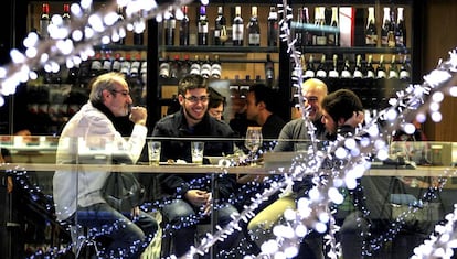 Varios clientes en un bar de Madrid.