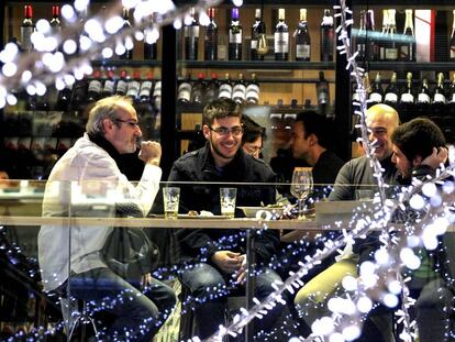 Varios clientes en un bar de Madrid. 
