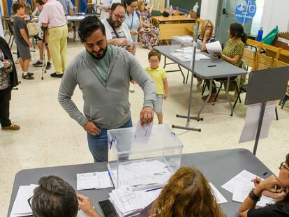 El cabeza de lista de Se acabó la fiesta a las elecciones europeas, Alvise Pérez, votando en Sevilla.
