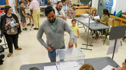 Alvise Pérez votaba el domingo en Sevilla.