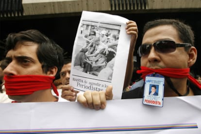 Periodistas y trabajadores de medios de comunicación se manifiestan ante la Fiscalía General de Venezuela, en Caracas en 2009.