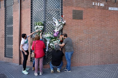 Representantes de IU, Podemos, CC OO y Verdes Equo participan este mircoles en la ofrenda floral en el memorial a Manuel Jos Garca Caparrs en Mlaga con motivo del aniversario de la muerte del joven sindicalista, junto a las tres hermanas del joven.