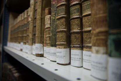 Libros en la biblioteca del colegio de abogados.