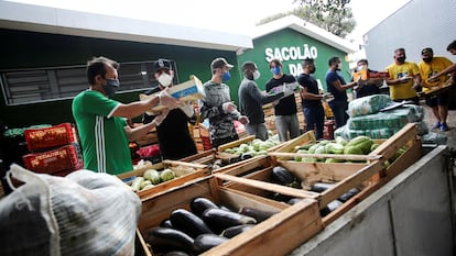 Un grupo de voluntarios reparte comida en Porto Alegre, Brasil.