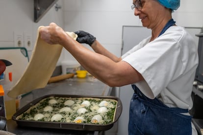 Una cocinera prepara una torta pascualina en la cantina saludable de la intendencia Municipal de Montevideo, el pasado 11 de noviembre.