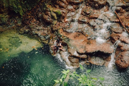 Dos niñas juegan en una cascada dentro de la Selva Lacandona, en el Estado de Chiapas, una de las áreas protegidas más grandes de México. 