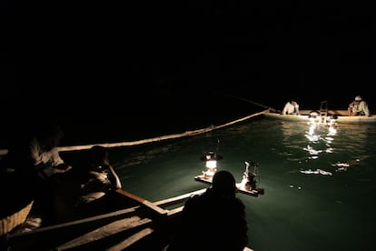 Foto 3. Este tipo de pesca artesanal se realiza con unas lámparas colocadas sobre un palé de madera. Los peces que acuden a la luz y quedan atrapados en la red se conocen como ndagala, una especie endémica del lago parecida al boquerón. El rectángulo formado por las dos barcazas deja en el medio la luz y bajo ella la red que tras unas 3 horas será recogida.