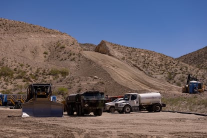 Camiones de construcción del muro fronterizo en Nuevo México.