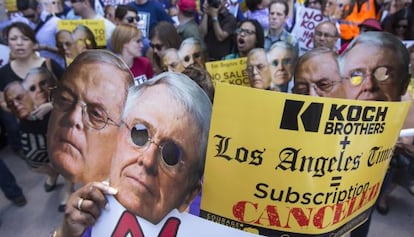 Protesta en Los Ángeles contra la compra del diario 'Los Angeles Times' por parte de los hermanos Koch, en mayo de 2013.