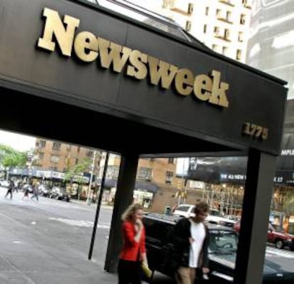 Fotografía de archivoque muestra a una pareja paseando junto a la sede de la revista Newsweek en Nueva York (Estados Unidos). EFE/Archivo