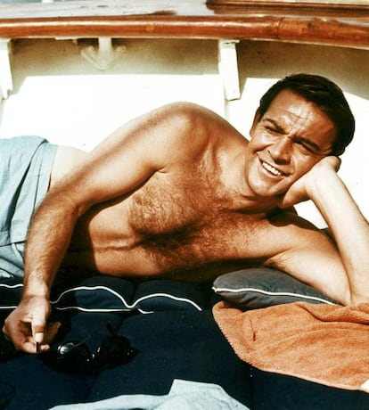 Y en los años sesenta llegó James Bond, el vividor, el hombre libre que sustituyó a John Wayne en la cumbre de la pirámide masculina. El cuerpo desnudo de los hombres anteriores pertenecía a los ojos de una sola mujer, pero ahora Bond demostraba que se puede ser un picaflor internacional que salta de cama en cama gracias a una personalidad arrolladora más que a un cuerpo cincelado: Connery (Edimburgo, 1930) no tenía las bondades anatómicas de Lancaster o Brando. Sencillamente tenía uno de esos cuerpos que se mueven rápido y ligeros por cualquier superficie, sea un submarino soviético o las sábanas de Ursula Andress. El hombre británico llegaba para decirle al americano que los músculos no eran necesarios para ser el hombre más deseado del mundo. Aún no hemos superado esa batalla.