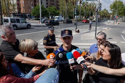 El Inspector de la Policía Judicial de Tráfico de la Policía Local de Valencia, Benito Velasco, realiza declaraciones ante el paso de peatones de la Ronda Norte de València donde el domingo fue atropellado un niño de 8 años, que resultó herido muy grave, por un vehículo que se dio a la fuga.