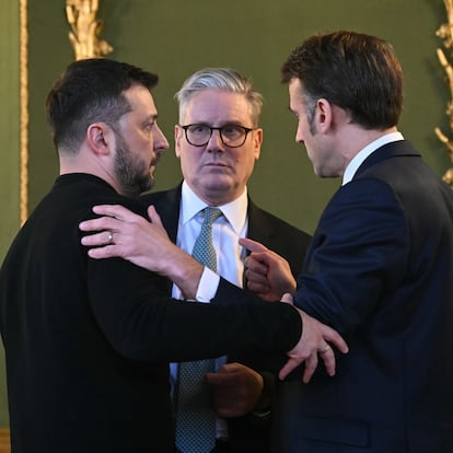 LONDON (United Kingdom), 02/03/2025.- (L-R) Ukraine's President Volodymyr Zelensky, Britain's Prime Minister Keir Starmer and France's President Emmanuel Macron chat after holding a meeting during a summit on Ukraine at Lancaster House in London, Britain, 02 March 2025. Starmer is hosting a summit of European leaders in London to discuss the ongoing war in Ukraine. (Francia, Ucrania, Reino Unido, Londres) EFE/EPA/JUSTIN TALLIS/POOL
