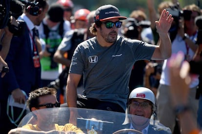 Fernando Alonso, este domingo, en el Autodromo de Monza en un desfile de coches históricos.